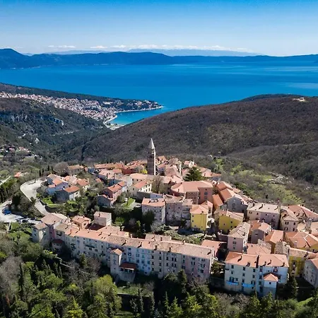 Cozy Marina With Private Pool In Labin